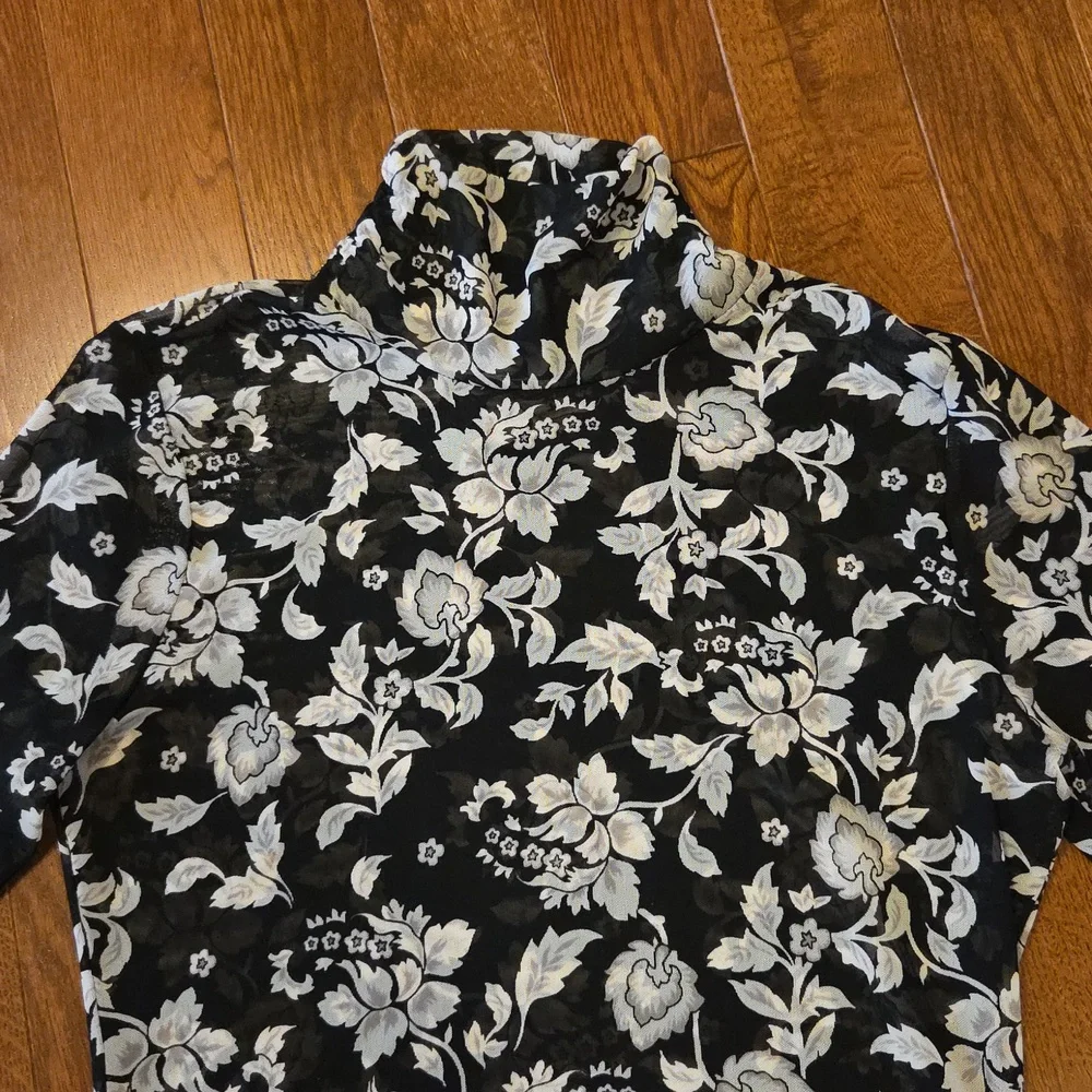 WHBM Floral Top - Picture 2 of 6